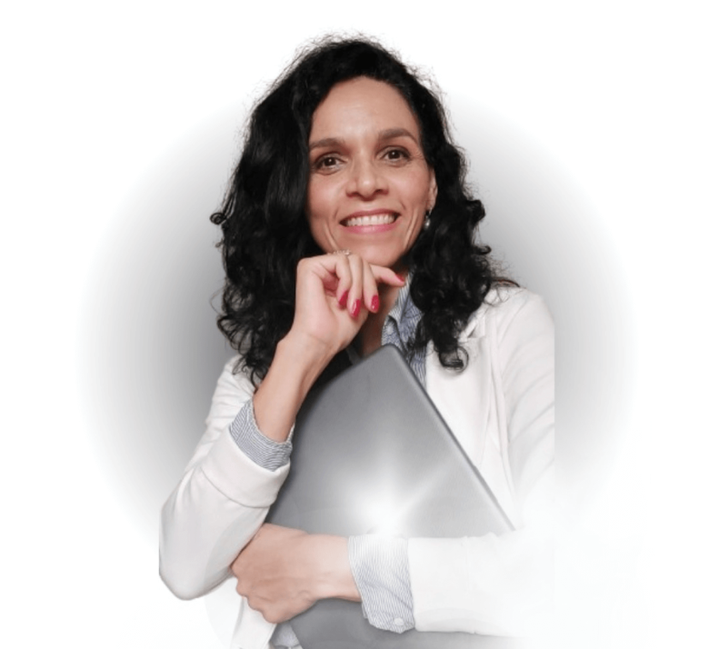 Retrato da mentora Juliana Sydor sorrindo, com fundo desfocado.